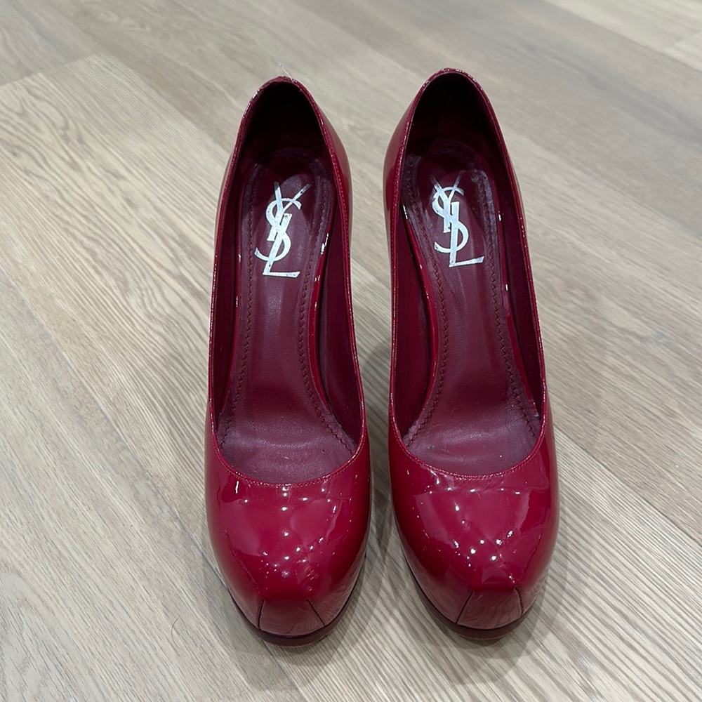YSL red patent leather tribute pump. Size 38. 4inch heel with 1 inch platform.